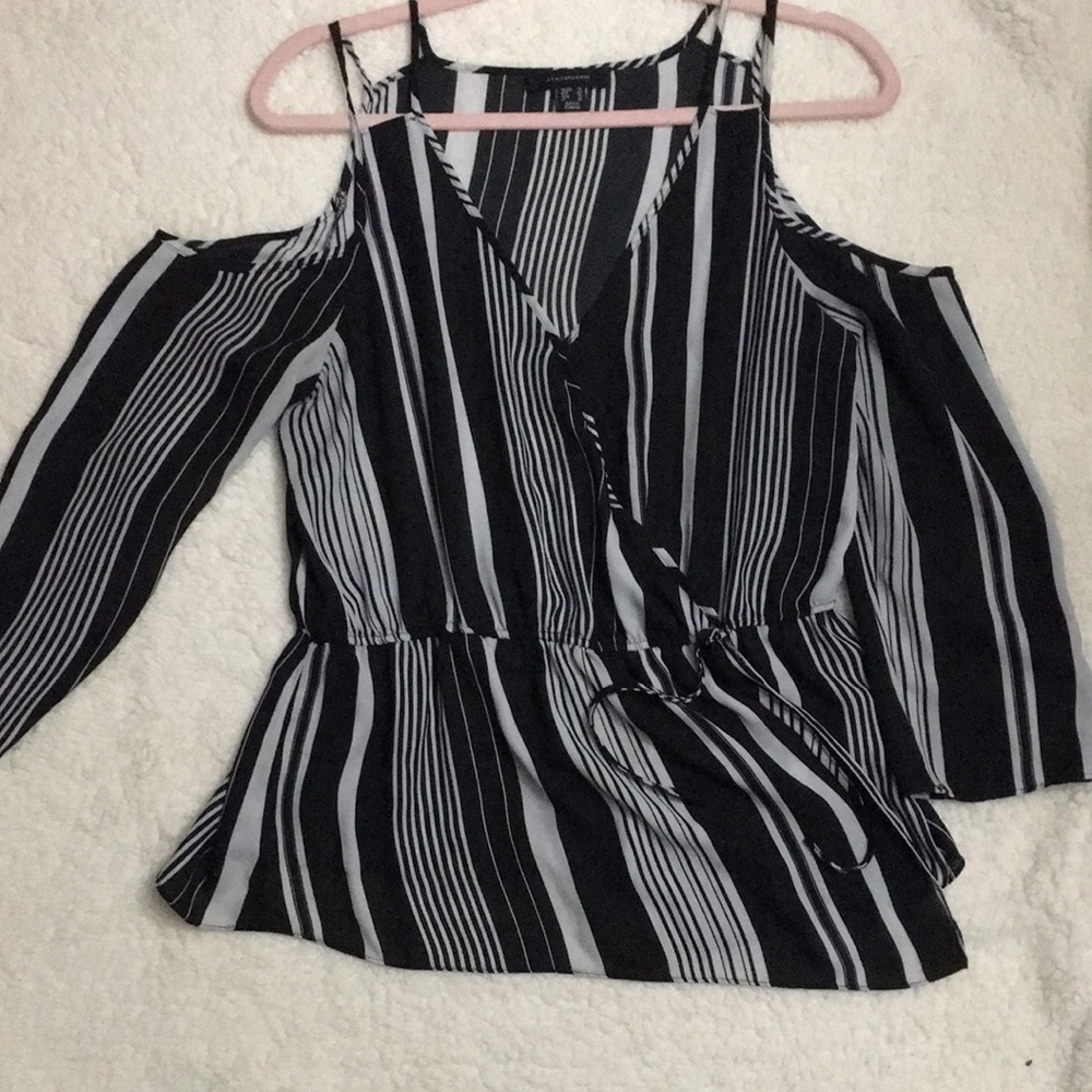 Atmosphere stripped open shoulder top